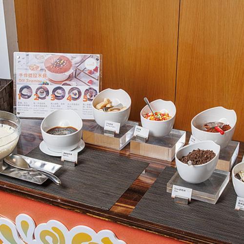 【台北六福萬怡酒店】敘日餐廳週五至週日自助式下午茶雙人券｜假日免加價MO265