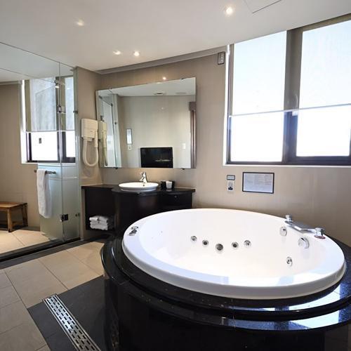 三重【丰居微風館】平日不指定四人房住宿券+免費延退1小時(MO25)6